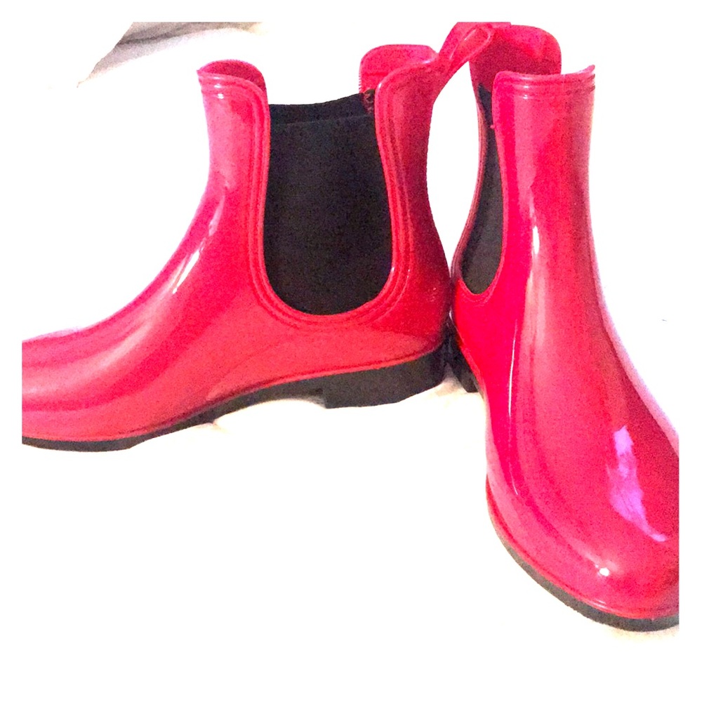 Red ankle rain boots ☔️